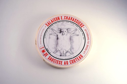 Emmanuel-Chavassieux-Salaison-Coutellerie-boutique-cuire-1m-boite-saucisse-classique