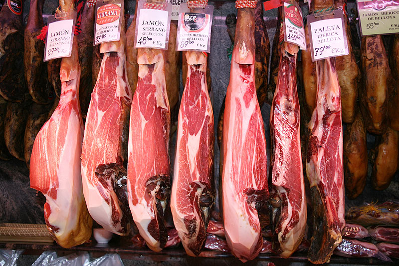 Jambon ibérique chez le boucher avant sa découpe.